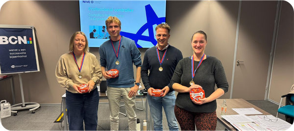 De trotse winnaars van de Controllers Praktijk Game van de opleiding Professional Controller