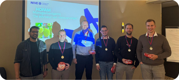 Blije winnaars van de managementgame bij de opleiding tot Business Controller HOFAM