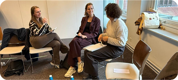 Deelnemers in gesprek tijdens een lesdag bij NIVE