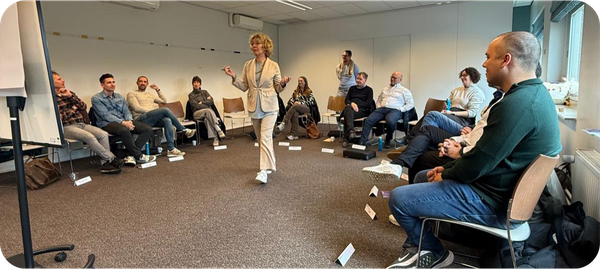 Docent Manon Tennekes met deelnemers tijdens een lesdag bij NIVE