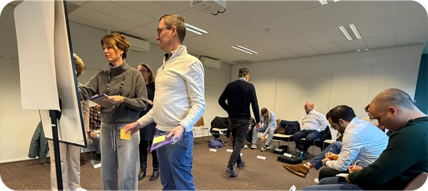 Deelnemers in actie tijdens een lesdag bij NIVE