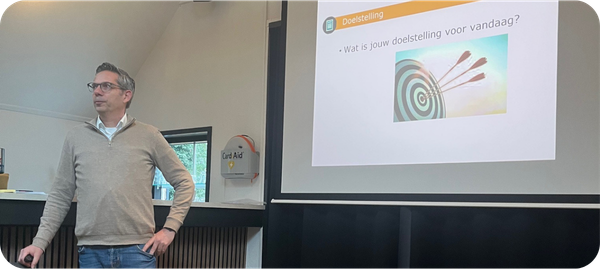 Docent tijdens een lesdag van Business Control. Een van de drie modules van Business Controller HOFAM.